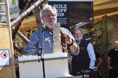 Oskar Schwenk erhält den 8. Unterwaldner Holzchopf-Preis. (Bild: Nadia Schärli/Luzerner Zeitung, 30. Mai 2019)