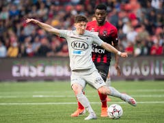Verteidiger Linus Obexer (hier gegen Afimico Pululu) schlug die Flanke zum 1:0 (Bild: KEYSTONE/JEAN-CHRISTOPHE BOTT)