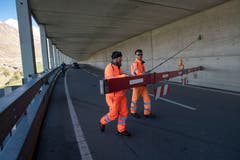 Arbeiter geben die Gotthard-Passstrasse frei. (Bild: KEYSTONE/Pablo Gianinazzi, 30. Mai 2019)