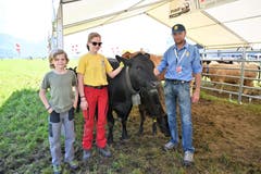 Die Kinder Zeno und Sabina des OK-Präsidenten Richi Barmettler zeigen an der beef.ch voll Stolz Mutterkühe und ihre Kälber. (Bild: Romano Cuonz, Buochs, 30.Mai. 2019)