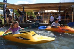 Kinder fahren Kanu. (Bild: Nadia Schärli/Luzerner Zeitung, 30. Mai 2019)