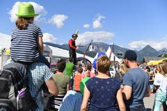Dieser Auftritt entzückt die Kinder. (Bild: Nadia Schärli/Luzerner Zeitung, 30. Mai 2019)