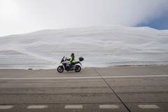 Ein Motorradfahrer auf der Gotthard-Passstrasse. (Bild: KEYSTONE/Pablo Gianinazzi, 30. Mai 2019)