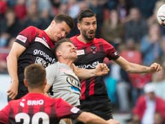 In der Maladière ging es zur Sache. Die Neuenburger Marcis Oss (links) und Kemal Ademi haben es mit dem Aarauer Giuseppe Leo zu tun (Bild: KEYSTONE/LAURENT GILLIERON)