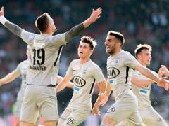 Der «Major» lässt sich feiern: Stefan Maierhofer (links) brachte den FC Aarau in Führung (Bild: KEYSTONE/LAURENT GILLIERON)