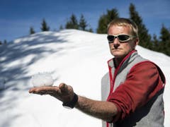 Durch das Abdecken bleibt ein grosser Teil des Schneevolumens erhalten. «Wir haben einen maximalen Verlust von 30 Prozent unabhängig von den Temperaturen im Sommer», sagt der für das Snowfarming verantwortliche Yves Golay. (Bild: Keystone/JEAN-CHRISTOPHE BOTT)