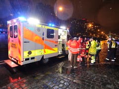 Rettungskräfte vor Ort bei strömendem Regen. (Bild: KEYSTONE/EPA MTI/ZOLTAN MIHADAK)