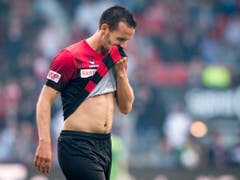 Raphaël Nuzzolo verlässt nach seiner Spuckattacke gegen Schiedsrichter Stephan Klossner den Platz. Schuldbewusst? (Bild: KEYSTONE/LAURENT GILLIERON)