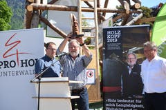 Oskar Schwenk erhält den 8. Unterwaldner Holzchopf-Preis. (Bild: Nadia Schärli/Luzerner Zeitung, 30. Mai 2019)
