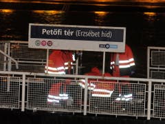 Rettungskräfte bei der Arbeit an einer Anlegestelle. (Bild: KEYSTONE/EPA MTI/ZOLTAN MIHADAK)