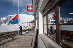 Die Fahne des Kantons Tessin, links, sowie die Schweizer Fahne wehen auf dem Gotthardpass. (Bild: KEYSTONE/Pablo Gianinazzi, 30. Mai 2019)