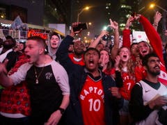 Jubel der Fans über eine historische Leistung: Die Toronto Raptors erreichten erstmals die NBA-Finals (Bild: KEYSTONE/AP The Canadian Press/CHRIS YOUNG)