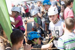 Kinder wollen auf den Turm. (Bild: Nadia Schärli/Luzerner Zeitung, 30. Mai 2019)