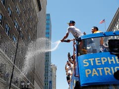 So wars vor einem Jahr: Die Golden State Warriors feiern ihren sechsten NBA-Titel (Bild: KEYSTONE/EPA/JOHN G. MABANGLO)