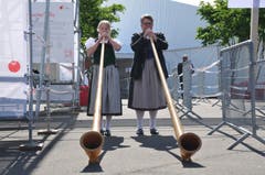 Alphornklänge empfangen die Besucher am Eingang, bevor die Iheimisch um 10 Uhr ihre Tore öffnete. (Bild: Matthias Piazza, Buochs, 30. Mai 2019)