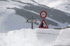 Strassenschild Richtung Tremolastrasse, die wegen Lawinengefährdung noch geschlossen ist. Andere Teile der Gotthard-Passstrasse wurden auf die Sommersaison hin für den Verkehr kurzzeitig geöffnet. (Bild: KEYSTONE/Pablo Gianinazzi, 30. Mai 2019)