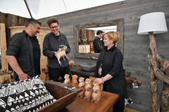 Markus von Rotz, Gestalter Felix Schelbert und Interior Stylistin Prisca Zehnder (von links) zeigen stolz ganz eigenwillig schöne Raumgestaltungen mit altem Holz. (Bild: Romano Cuonz, Buochs, 30.Mai. 2019)
