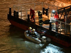 Taucher suchen im rund 15 Grad kalten Wasser der Donau nach Vermissten. (Bild: KEYSTONE/AP MTI/ZSOLT SZIGETVARY)