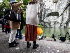 Aufwendige Ausrüstung: Die Unterwasserfotografin Heidi Hostettler im Löwenteich in Luzern. (Bild: KEYSTONE/ALEXANDRA WEY)