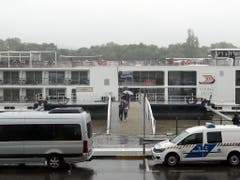 Die unter Schweizer Flagge fahrende «Viking Sigyn» nach der Kollision mit einem Ausflugsschiff in Budapest. (Bild: KEYSTONE/AP/LASZLO BALOGH)