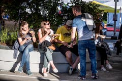 Besucher geniessen einen Snack. (Bilder: Nadia Schärli, Buochs, 30. Mai 2019)