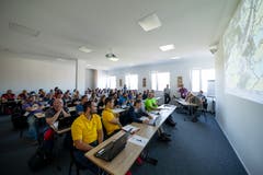 Die Teilnehmer bereiten sich am Briefing auf den Wettkampf vor an der Heissluftballon Schweizermeisterschaft am Freitag, 31. Mai 2019 in Willisau. (Bild: Philipp Schmidli)