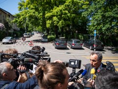 Marco Cortesi, Medienchef der Stadtpolizei Zürich, informierte die Journalisten über die mutmassliche Geiselnahme mit drei Toten. (Bild: KEYSTONE/ENNIO LEANZA)