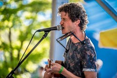 Der Müllmaa erzählte an der Iheimisch mit Stampfen und Ukulele Geschichten. (Bilder: Nadia Schärli, Buochs, 30. Mai 2019)