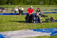 Teilnehmer warten infolge zu starkem Wind auf den Start an der Heissluftballon Schweizermeisterschaft am Freitag, 31. Mai 2019 in Willisau. (Bild: Philipp Schmidli)