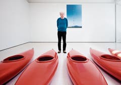 Roman Signer vor einer seiner aktuellen Installationen im Kunsthaus Zug. Die sechs Kajaks liess der Künstler mit einem Helikopter durch die Lüfte fliegen. (Bild: Stefan Kaiser (Zug, 23. Mai 2019))