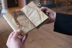 Der Codex Einsidlensis 121 aus dem Jahr 960/970 in der Stiftsbibliothek des Klosters.
