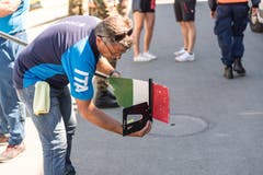 Ein Mann vermisst das Ruder eines italienischen Athleten. (Bild: Roger Grütter, Luzern, 31. Mai 2019)