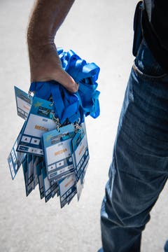 Damit die Medienvertreter Zutritt zum Ruder-Gelände erhalten, bekommen sie einen Medien-Badge. (Bild: Roger Grütter, Luzern, 31. Mai 2019)