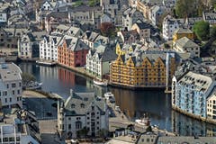 In der Hafenstadt Ålesund gibt es schöne Jugendstilarchitektur zu sehen.