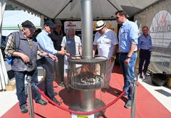 Für die Aussentemperaturen vielleicht doch etwas gar warm: Der Grillofen der Sarner Firma Dillier Feuer und Platten. (Bild: Romano Cuonz, 31. Mai 2019)