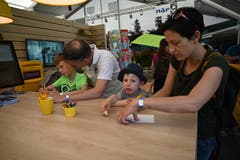 Kinder schreiben und zeichnen wohl seltern so gerne wie an der «Iheimisch», wo für jeden Buchstaben Preise winken. (Bild: Romano Cuonz Freitag 31. Mai 2019)
