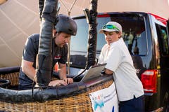 Ein Teilnehmer plant seinen Flug auf einem Computer an der Heissluftballon Schweizermeisterschaft am Freitag, 31. Mai 2019 in Willisau. (Bild: Philipp Schmidli)
