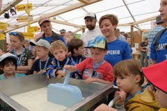 Keiner zu klein ein Milchtechnologe zu sein. Der vier jährige Maurin Erni aus Buochs versuchte sich im Handwerk des Käsers. Im Hintergrund: Priska Niederberger, Armin Röllin (Schaukäser) und Lydia Barmettler (v.l.n.r). Bild: Richard Greuter (Buochs, Fr. 31. Mai 2019)