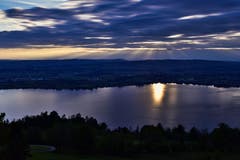 Ein spannendes Lichtspiel zwischen Sonne und Wolken. (Bild: Ernst Roher, Zug, 30. Mai 2019)