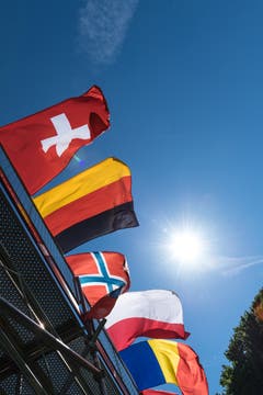 Ruder-EM heisst auch immer Vereinigung Dutzender verschiedener Nationen, wie diese Ansammlung von Flaggen auf dem Rudergelände eindrücklich zeigt. (Bild: Roger Grütter, Luzern, 31. Mai 2019)
