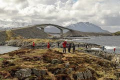 Die Atlantikstrasse schwingt sich über sieben Brücken von Insel zu Insel. (Bilder: Kai-Uwe Schneemann)