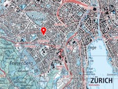 Zum Geiseldrama mit drei Toten kam es am Freitag in Zürich-Wiedikon (roter Pfeil). (Bild: Swisstopo)