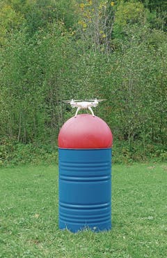 Im Fass entzündete der Künstler Schiesspulver. (Bild: Roman Signer)