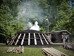 Im Freilichtmuseum im Ballenberg wird man in das uralte, interessante und arbeitsaufwändige Handwerk der Köhlerei eingeweiht. (Bild: Margrith Imhof-Röthlin, Ballenberg, 30. Mai 2019)