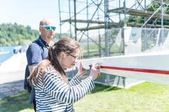 Eine Frau montiert das GPS-Gerät an einem Ruderboot. (Bild: Roger Grütter, Luzern, 31. Mai 2019)