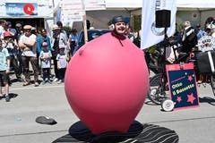 Das Publikum kugelt sich vor Lachen wegen dem Strassenkünstler Otto il Bassotto, präsentiert von "Stans lacht". (Bild: Romano Cuonz, 31. Mai 2019)