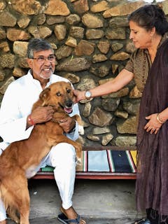 Friedensnobelpreisträger Kailash Satyarthi hilft mit seiner Frau unterdrückten Kindern.