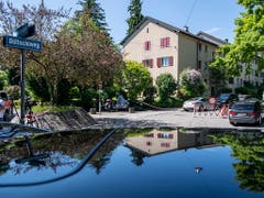 In einem Haus am Döltschiweg fielen am Freitag mehrere Schüsse. Drei Personen sind laut der Polizei tot. (Bild: KEYSTONE/ENNIO LEANZA)