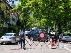 Das Gebiet rund um den Tatort wurde grossflächig abgesperrt. (Bild: KEYSTONE/ENNIO LEANZA)