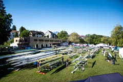Was für ein Anblick: Auf der Wiese vor dem Ruderzentrum am Rotsee ist das Ruder- und Fahrerlager aufgebaut. (Bild: Roger Grütter, Luzern, 31. Mai 2019)